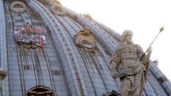 Escala la cúpula del Vaticano para protestar contra el euro y la crisis